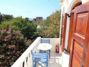No 2-3 small apartment NO kitchenette facilities 2 connectivity rooms one with seaside view from the balcony and different entrances for any room